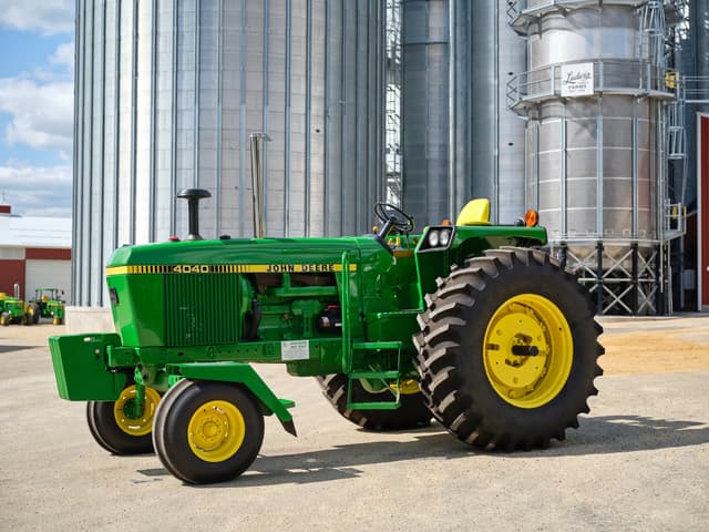 Image of John Deere 4040 equipment image 2