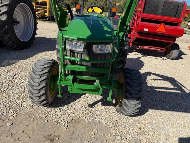 Image of John Deere 4052R equipment image 4