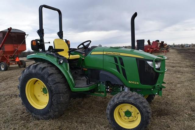 Image of John Deere 4052R equipment image 4