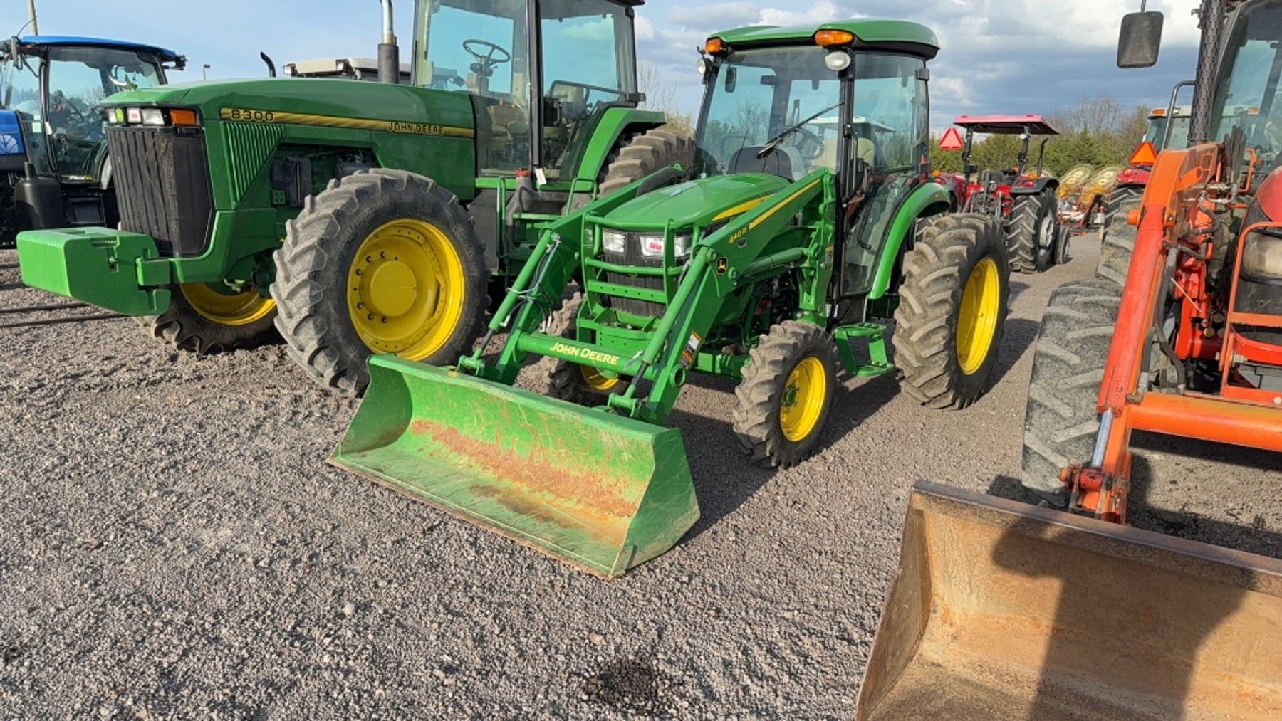 John Deere 4052R Equipment Image0
