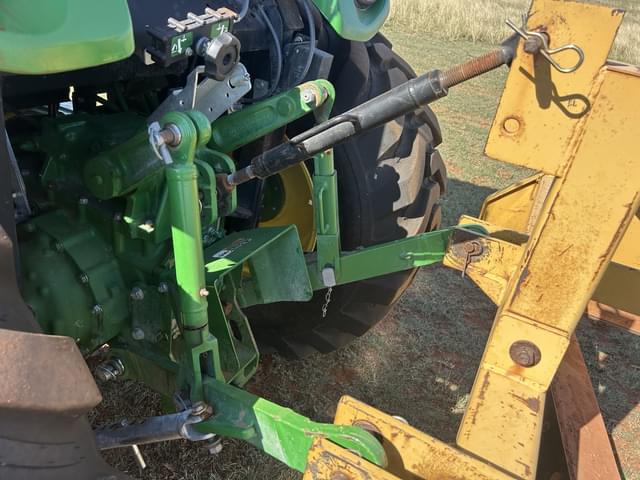 Image of John Deere 4066R equipment image 4