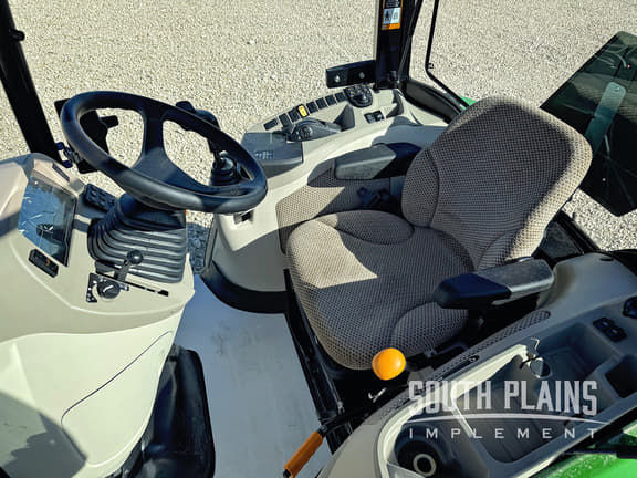 Image of John Deere 4066R equipment image 4