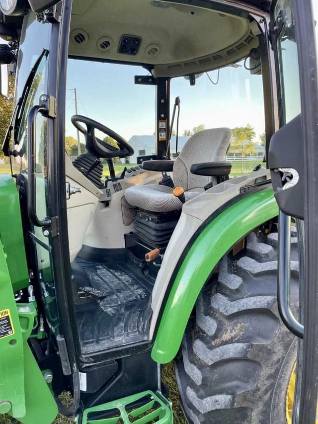 Image of John Deere 4066R equipment image 2