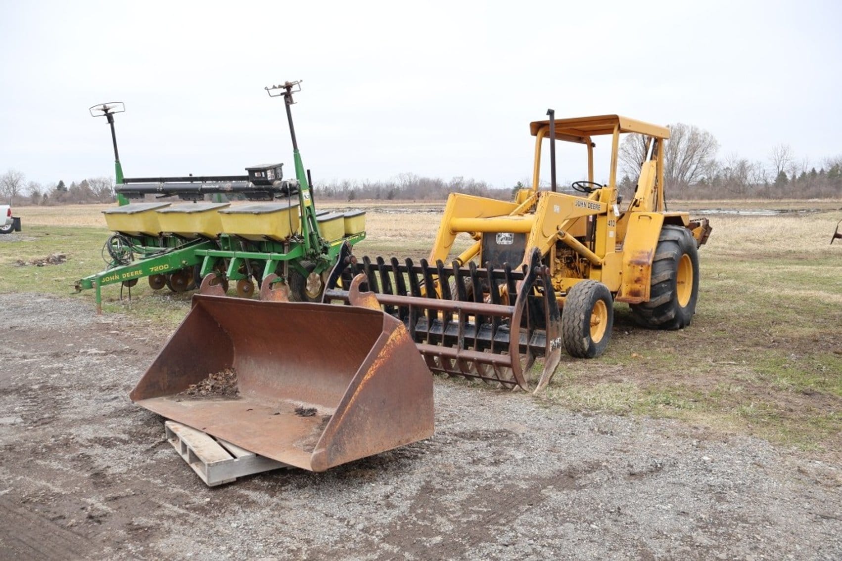 John Deere 410 Equipment Image0