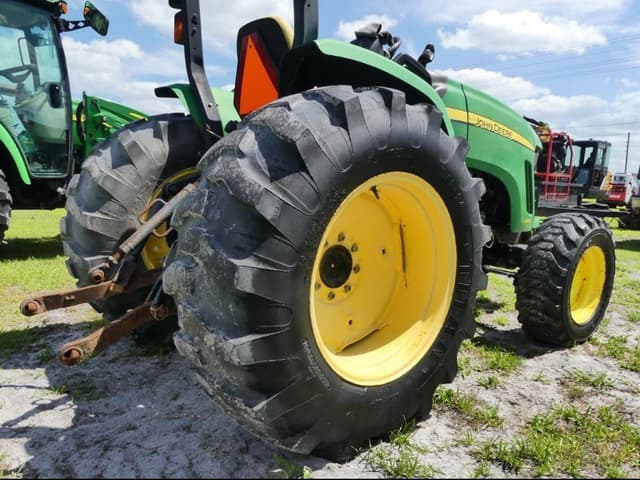 Image of John Deere 4105 equipment image 3