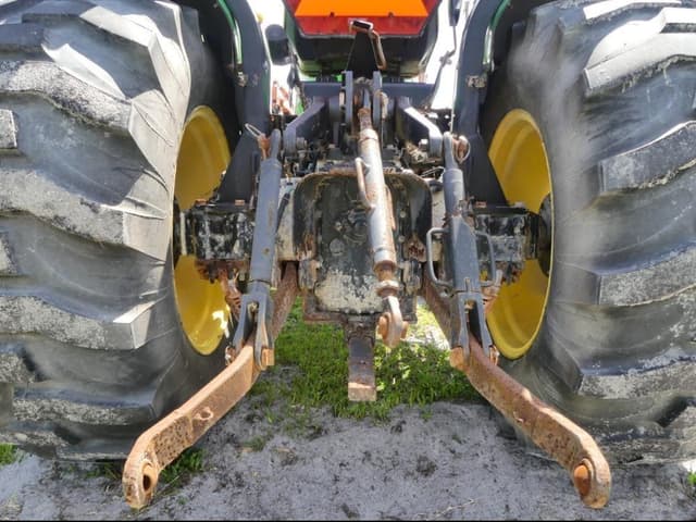 Image of John Deere 4105 equipment image 4