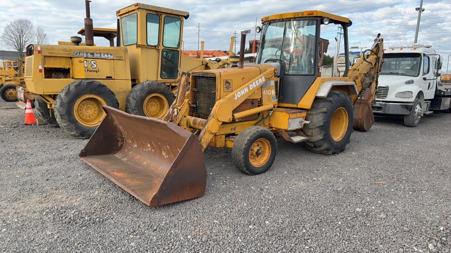 John Deere 410B Equipment Image0