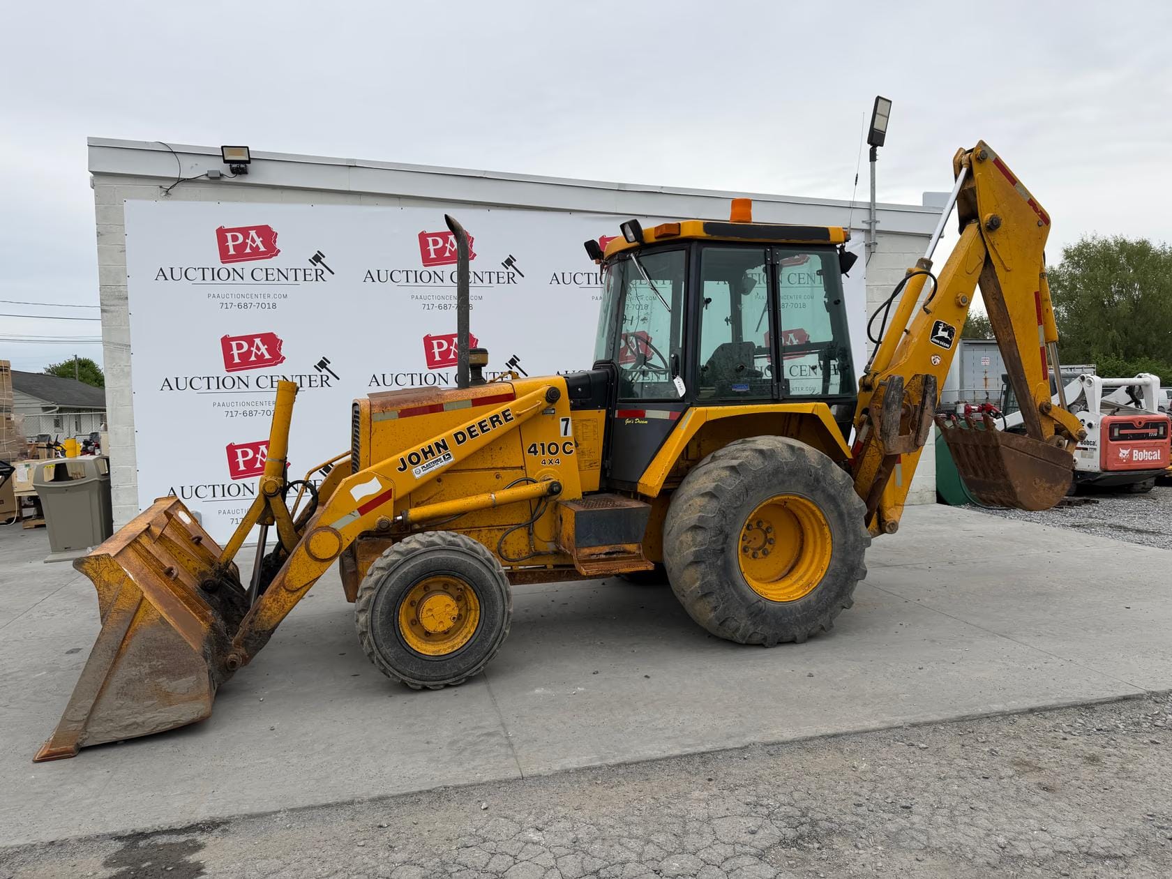John Deere 410C Equipment Image0