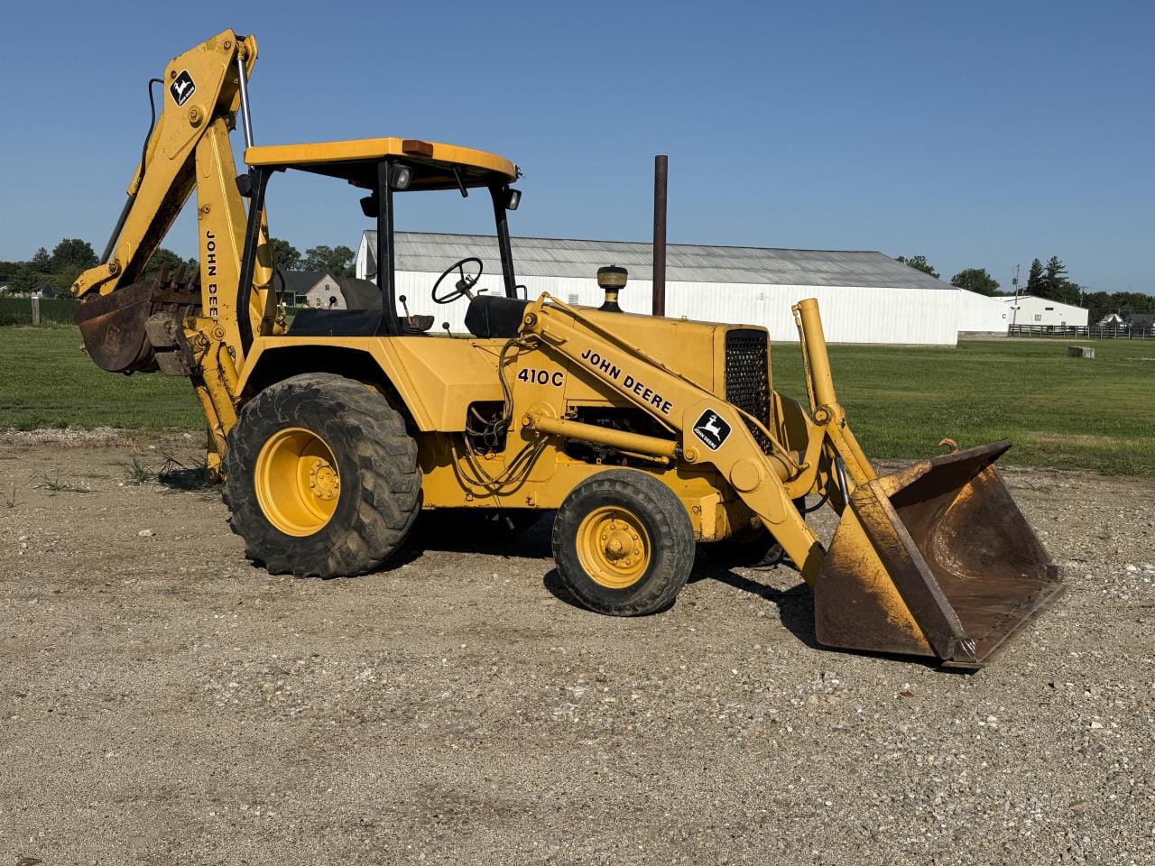 John Deere 410C Equipment Image0