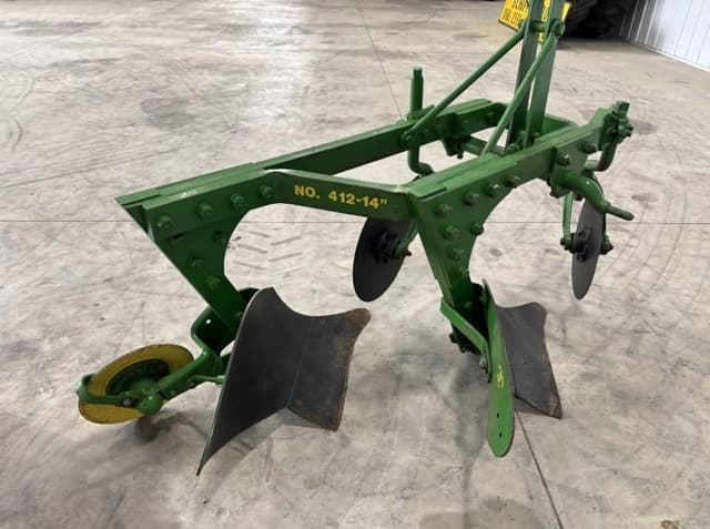 Image of John Deere 412 equipment image 3
