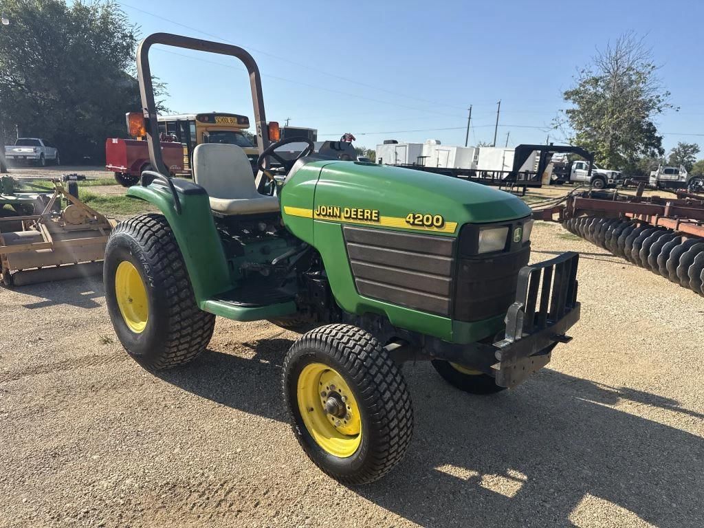 John Deere 4200 Equipment Image0