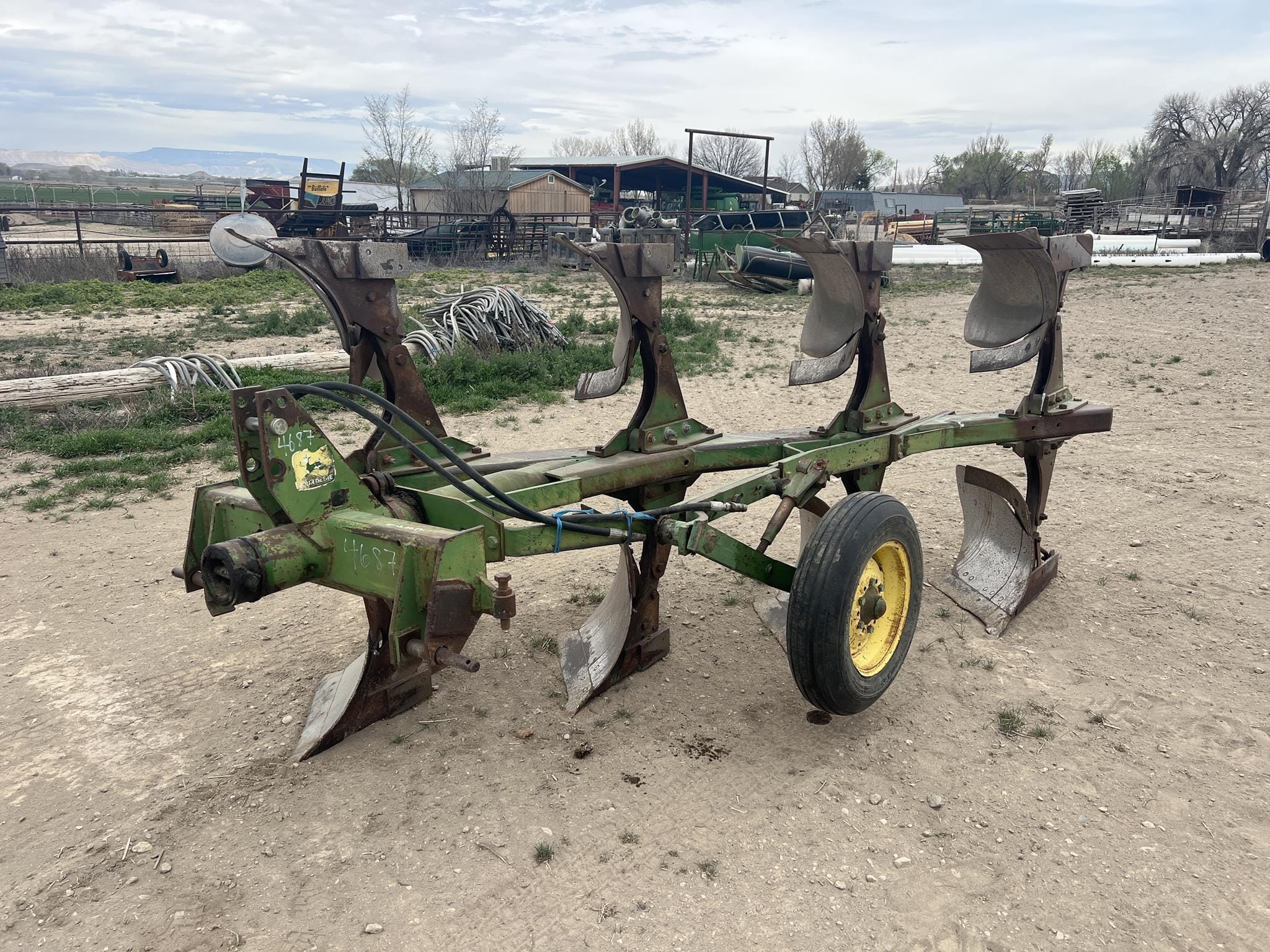 John Deere 4200 Equipment Image0