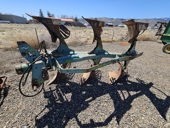 John Deere 4200 Equipment Image0