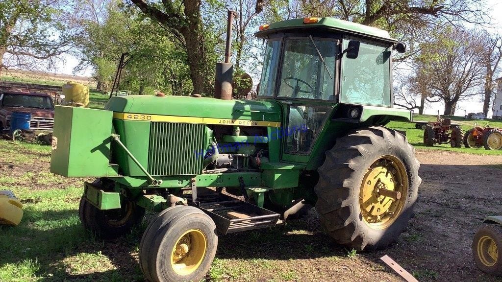 John Deere 4320 Equipment Image0