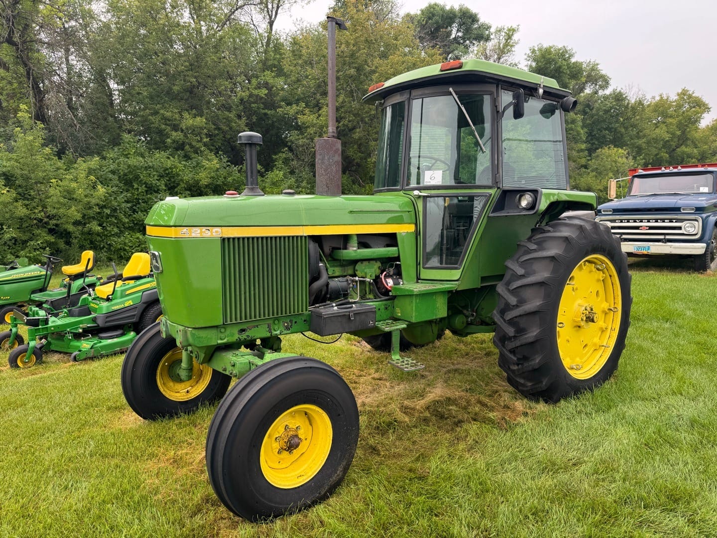 John Deere 4230 Equipment Image0