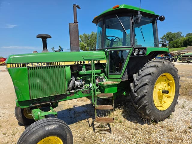 Image of John Deere 4240 equipment image 1