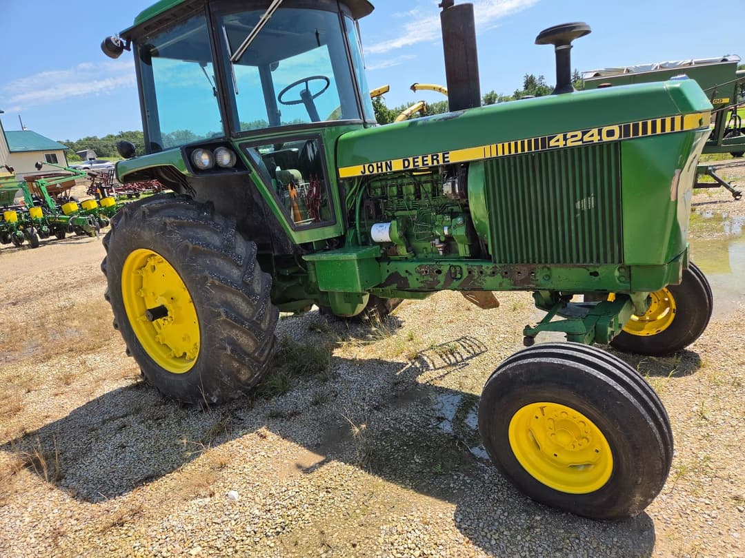Image of John Deere 4240 Primary image