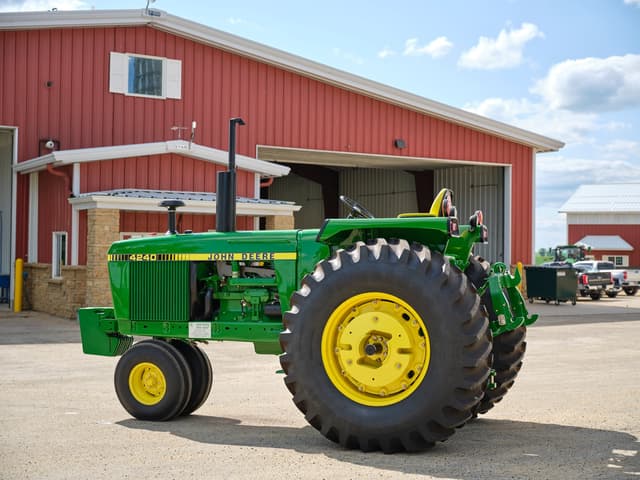 Image of John Deere 4240 equipment image 2