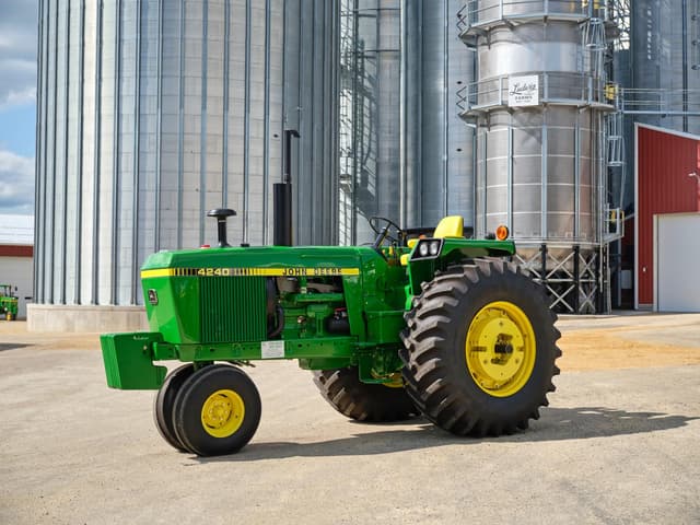 Image of John Deere 4240 equipment image 1