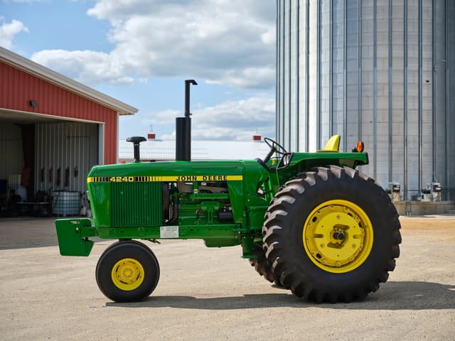 Image of John Deere 4240 equipment image 3
