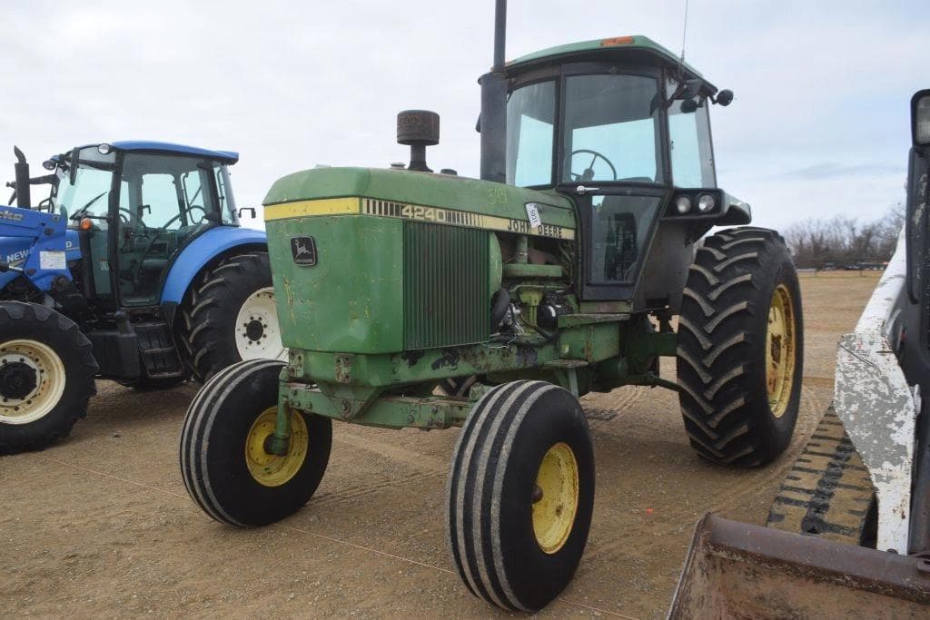 Image of John Deere 4240 Primary image