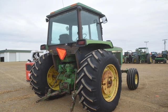 Image of John Deere 4240 equipment image 2