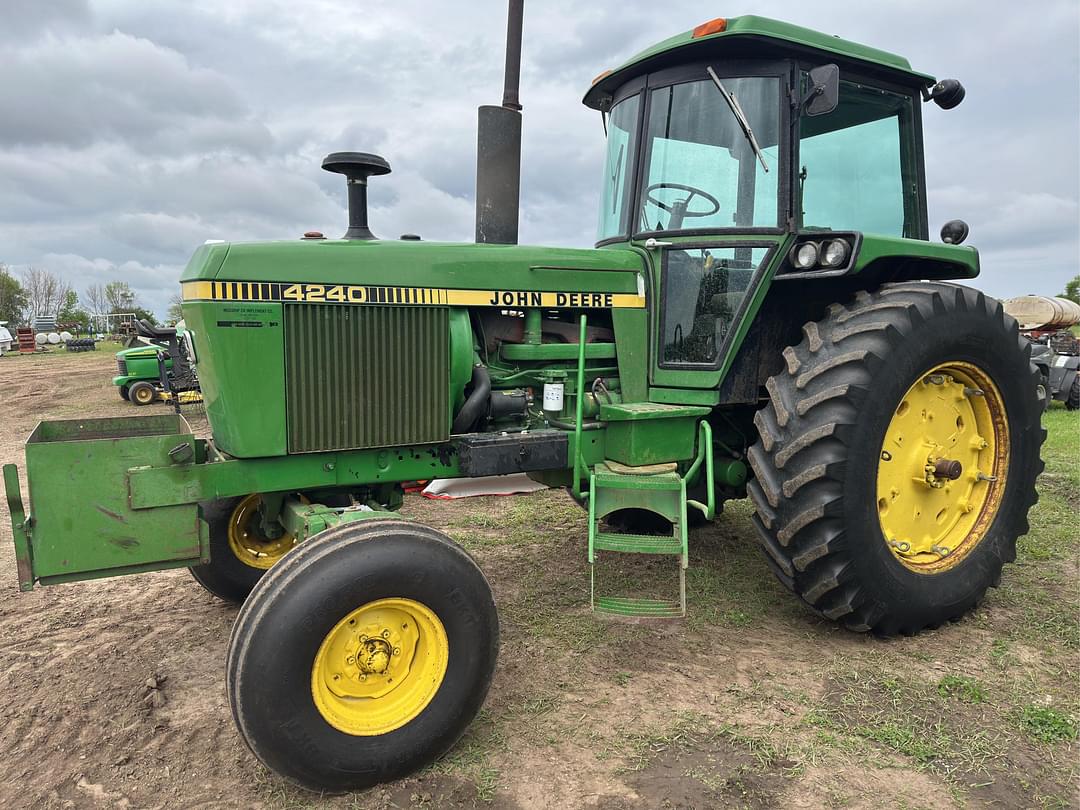 Image of John Deere 4240 Primary image