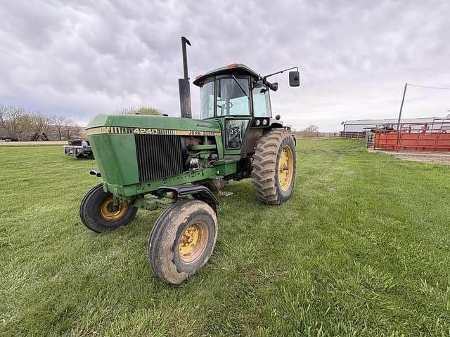 Image of John Deere 4240 equipment image 1