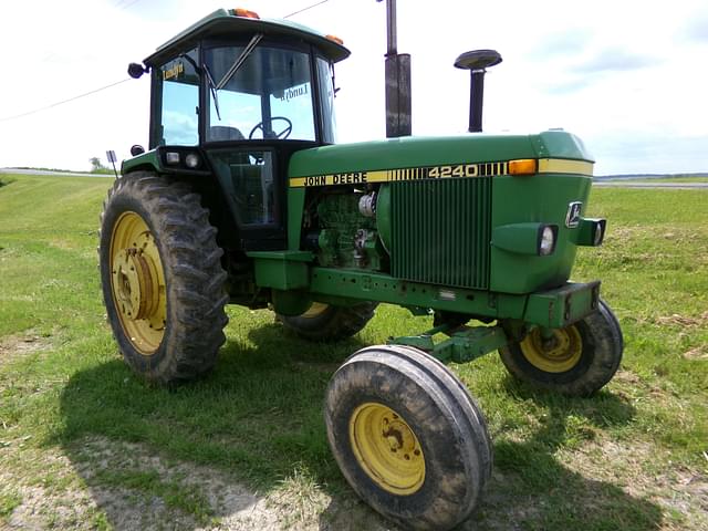 Image of John Deere 4240 equipment image 1