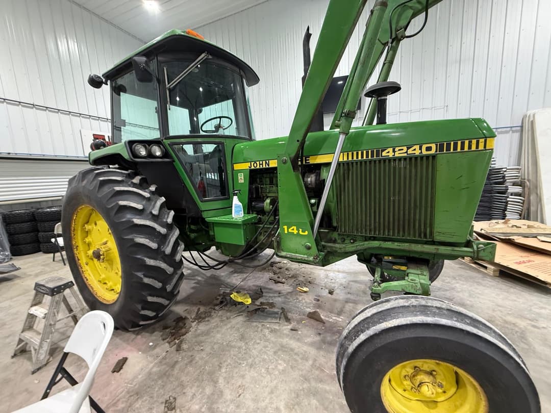 Image of John Deere 4240 Primary image