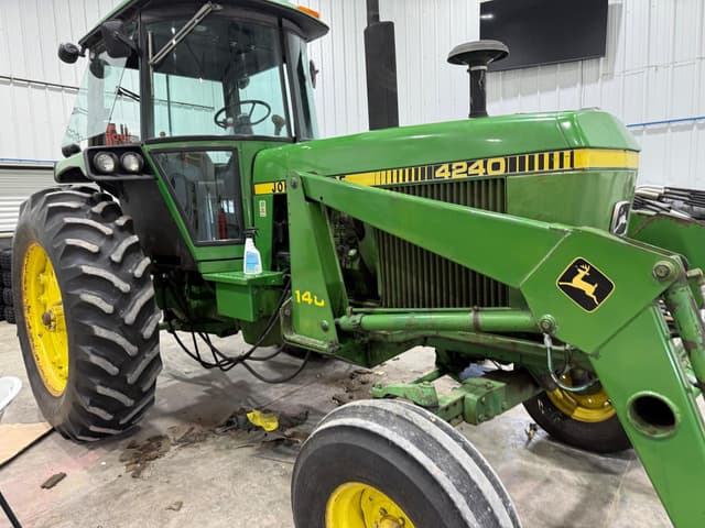 Image of John Deere 4240 equipment image 1