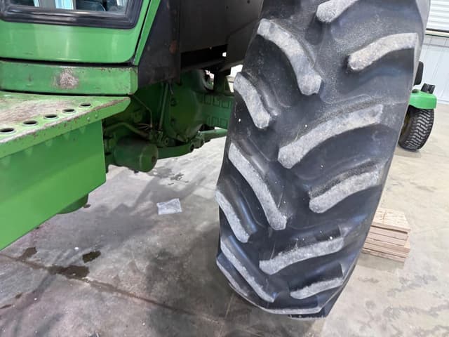 Image of John Deere 4240 equipment image 4