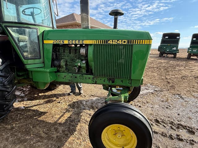 Image of John Deere 4240S equipment image 1