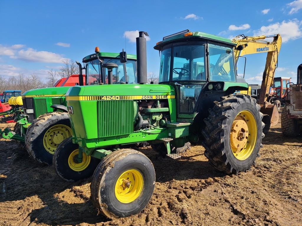 John Deere 4240 Equipment Image0