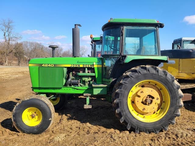 Image of John Deere 4240 equipment image 1