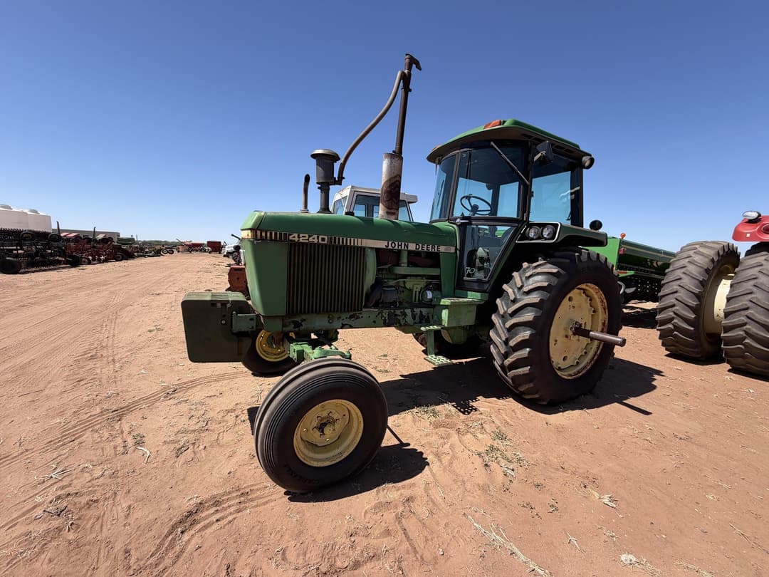 Image of John Deere 4240 Primary image
