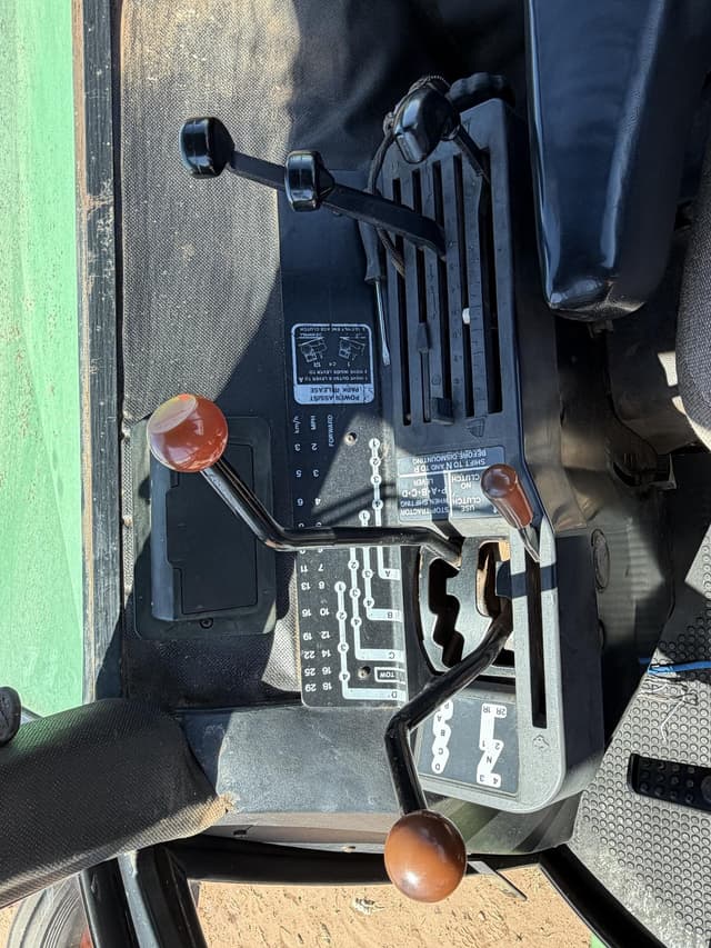 Image of John Deere 4240 equipment image 4