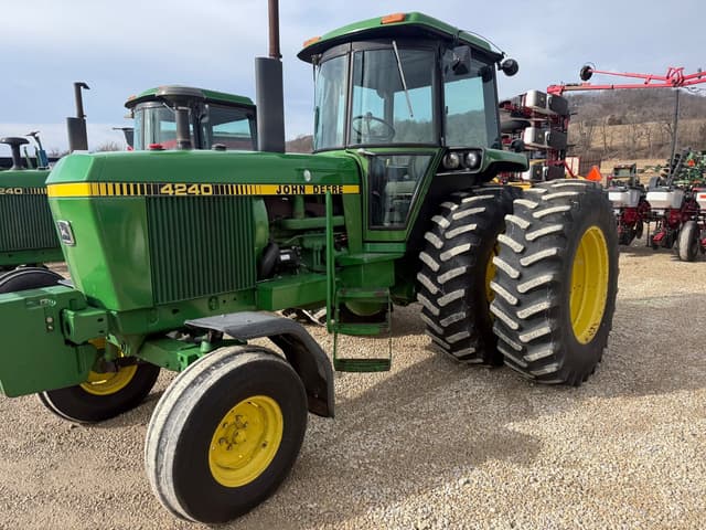 Image of John Deere 4240 equipment image 1