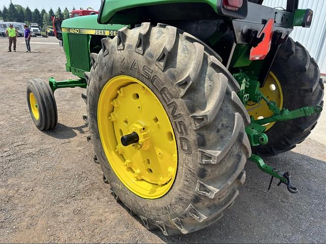 Image of John Deere 4240 equipment image 4