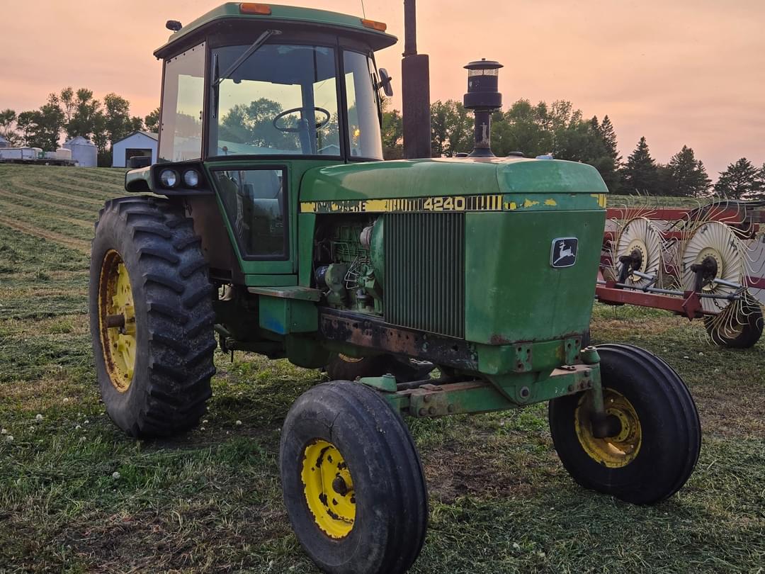 Image of John Deere 4240 Primary image