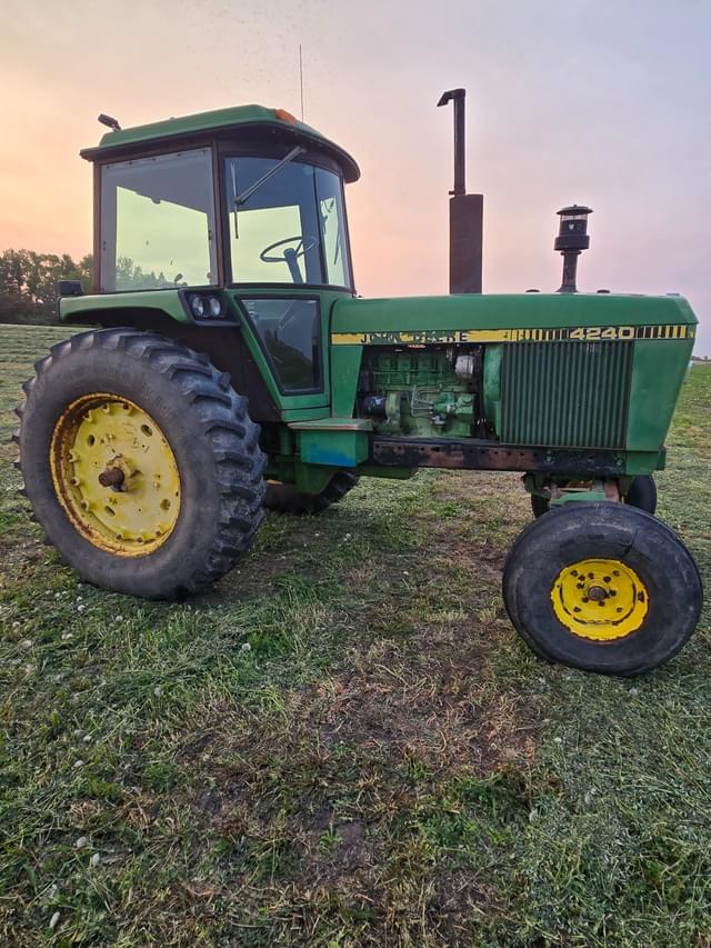 Image of John Deere 4240 equipment image 2