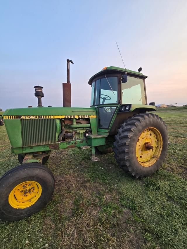Image of John Deere 4240 equipment image 1