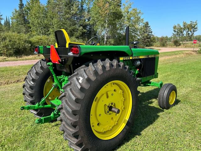 Image of John Deere 4240 equipment image 4