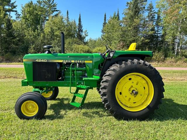 Image of John Deere 4240 equipment image 1