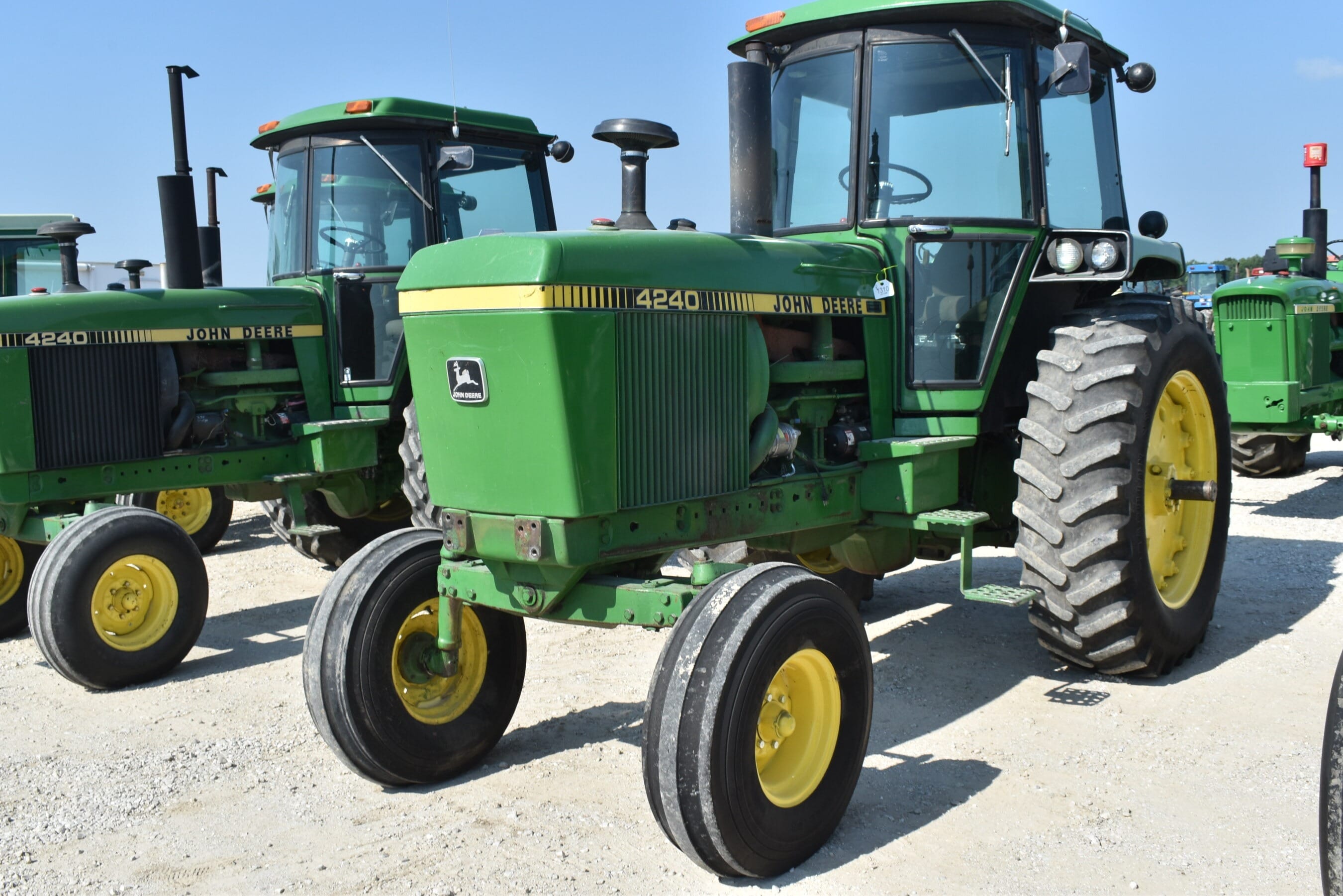 John Deere 4240 Equipment Image0