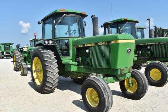 Image of John Deere 4240 equipment image 2
