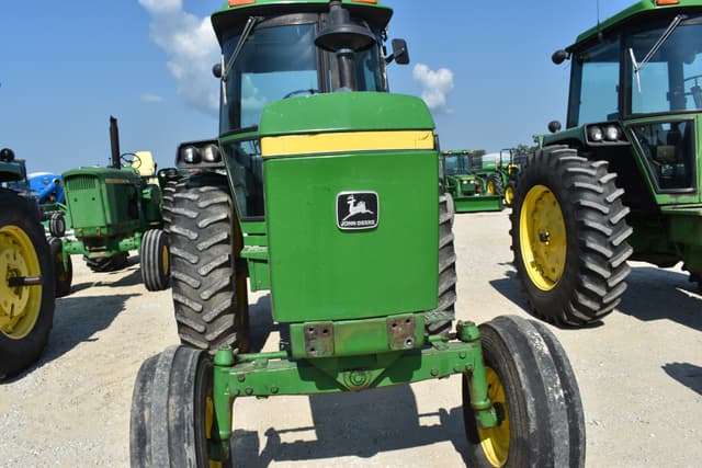 Image of John Deere 4240 equipment image 4