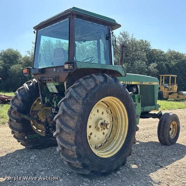 Image of John Deere 4240 equipment image 4
