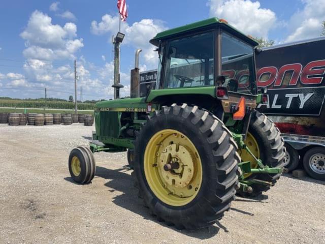 Image of John Deere 4240 equipment image 1