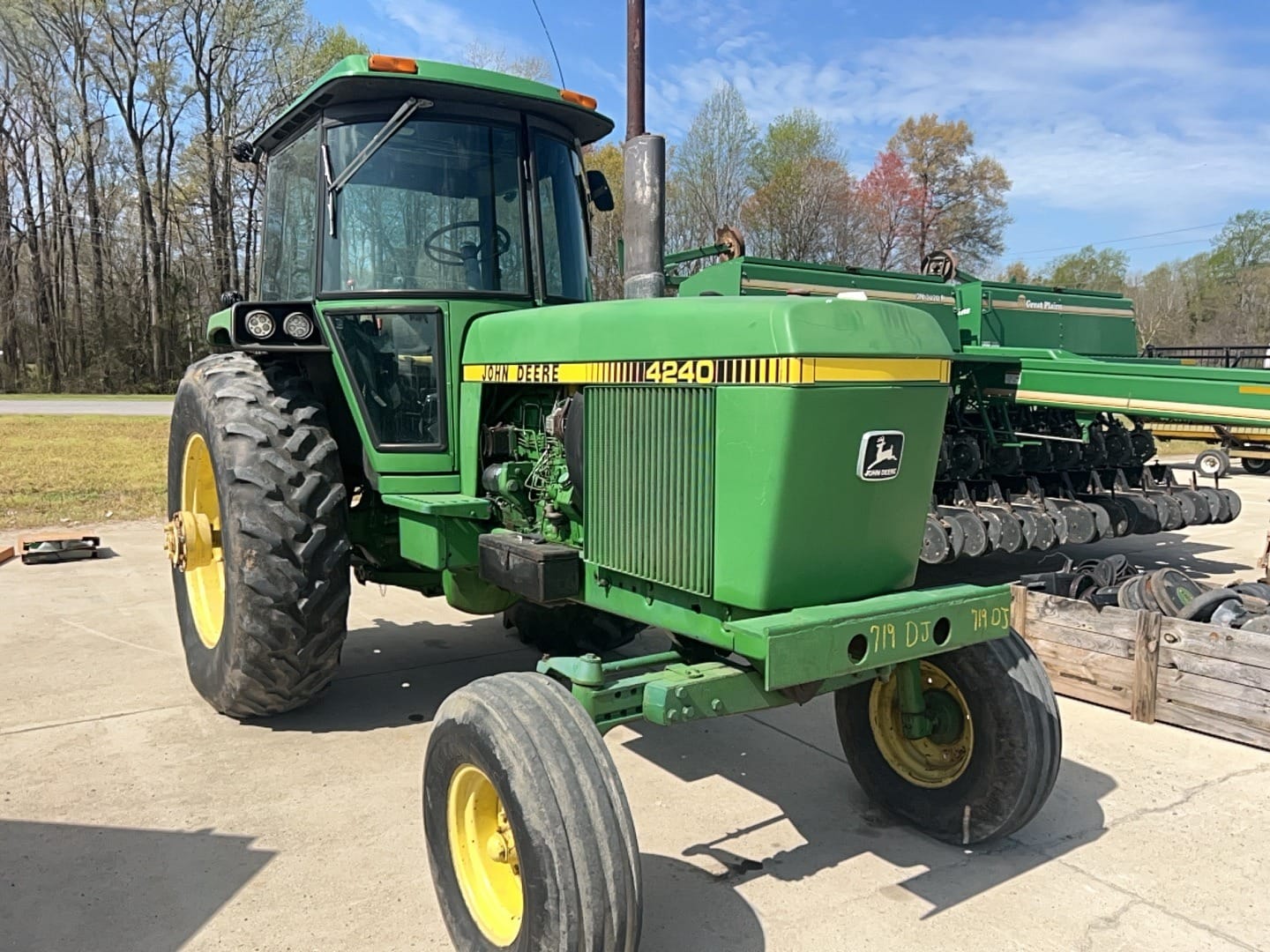 John Deere 4240 Equipment Image0